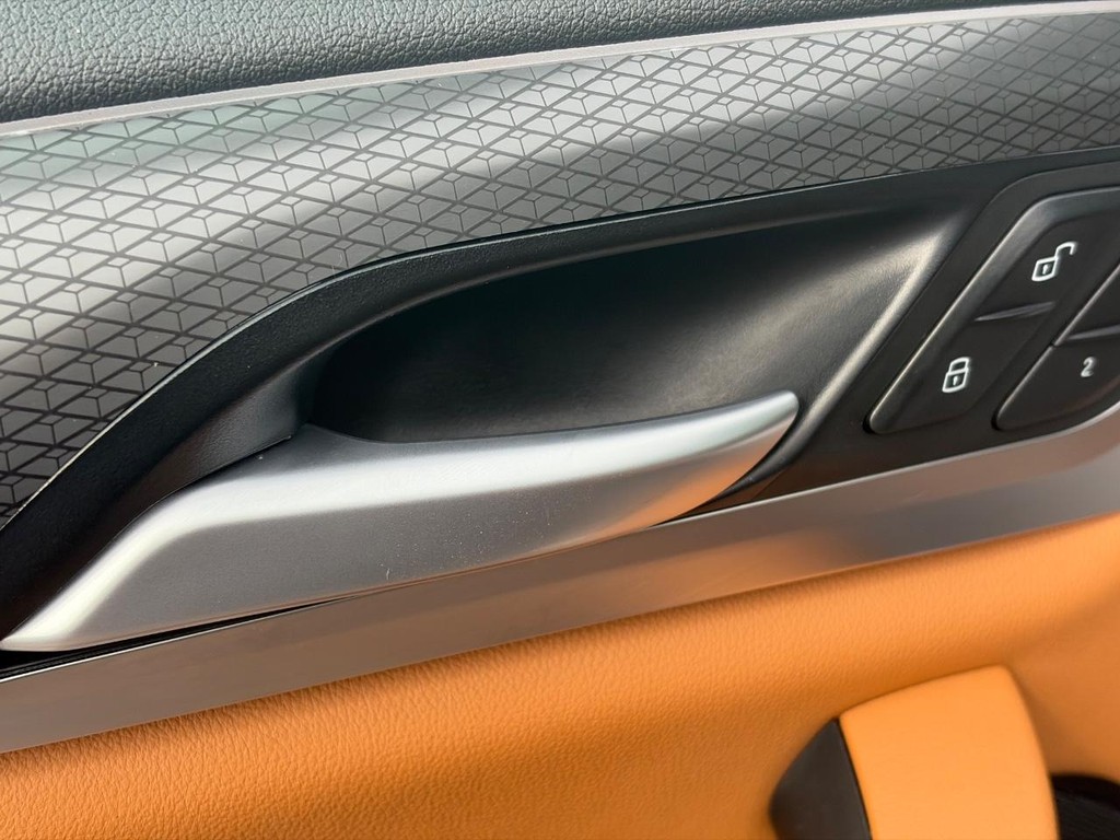 BMW X3 Vehicle Full-screen Gallery Image 20