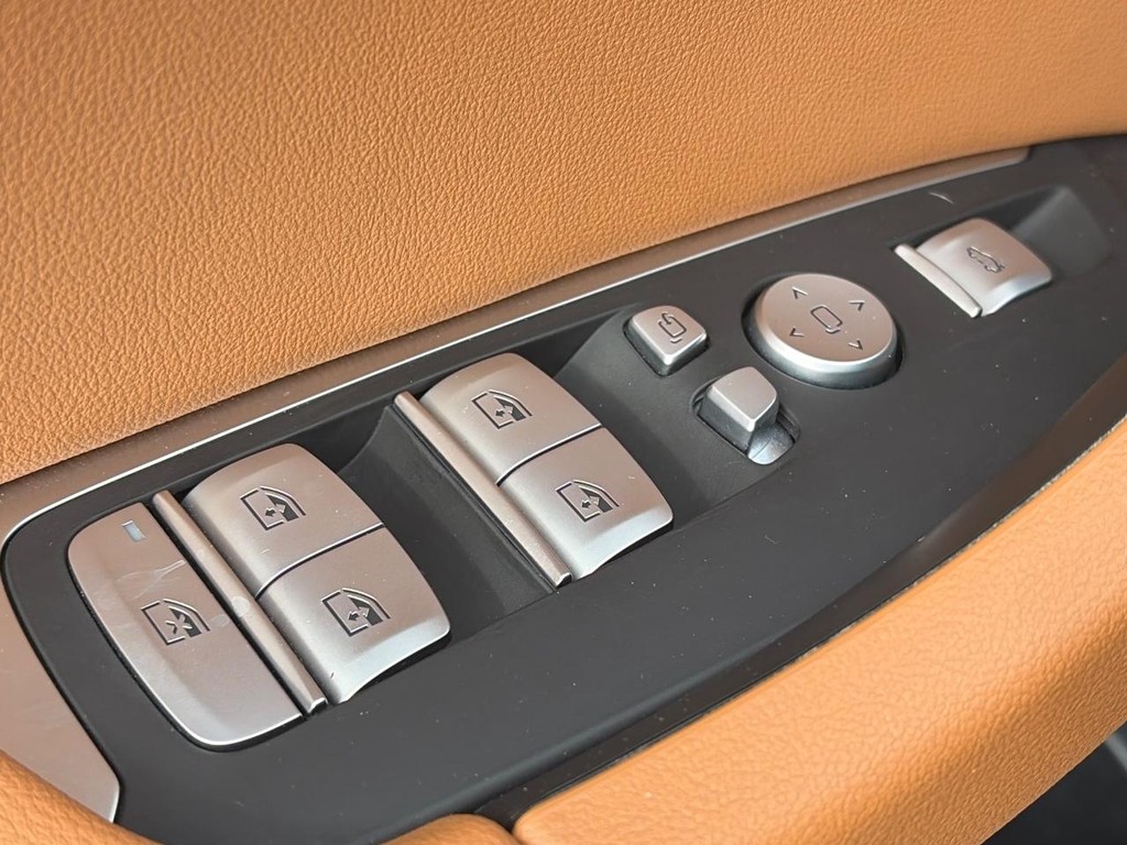 BMW X3 Vehicle Full-screen Gallery Image 21