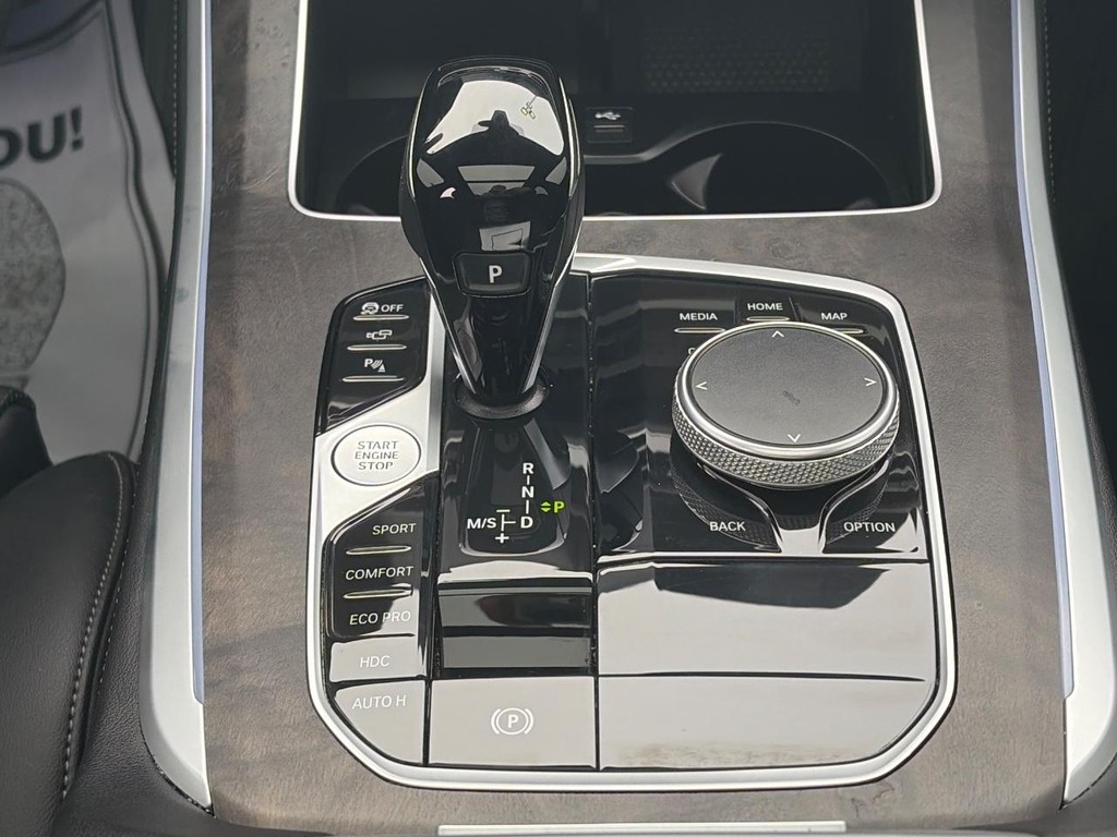 BMW X5 Vehicle Full-screen Gallery Image 17