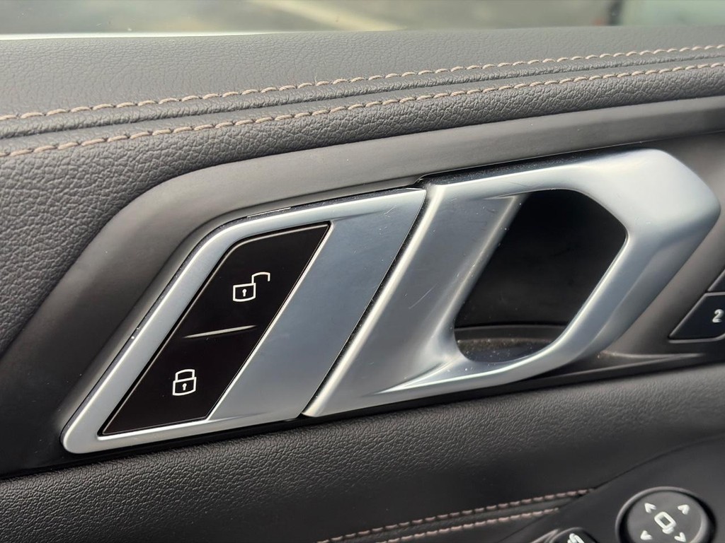 BMW X5 Vehicle Full-screen Gallery Image 22