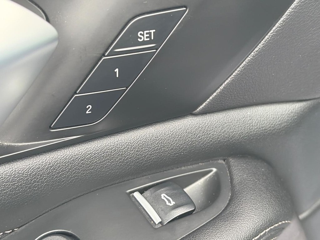 BMW X5 Vehicle Full-screen Gallery Image 24