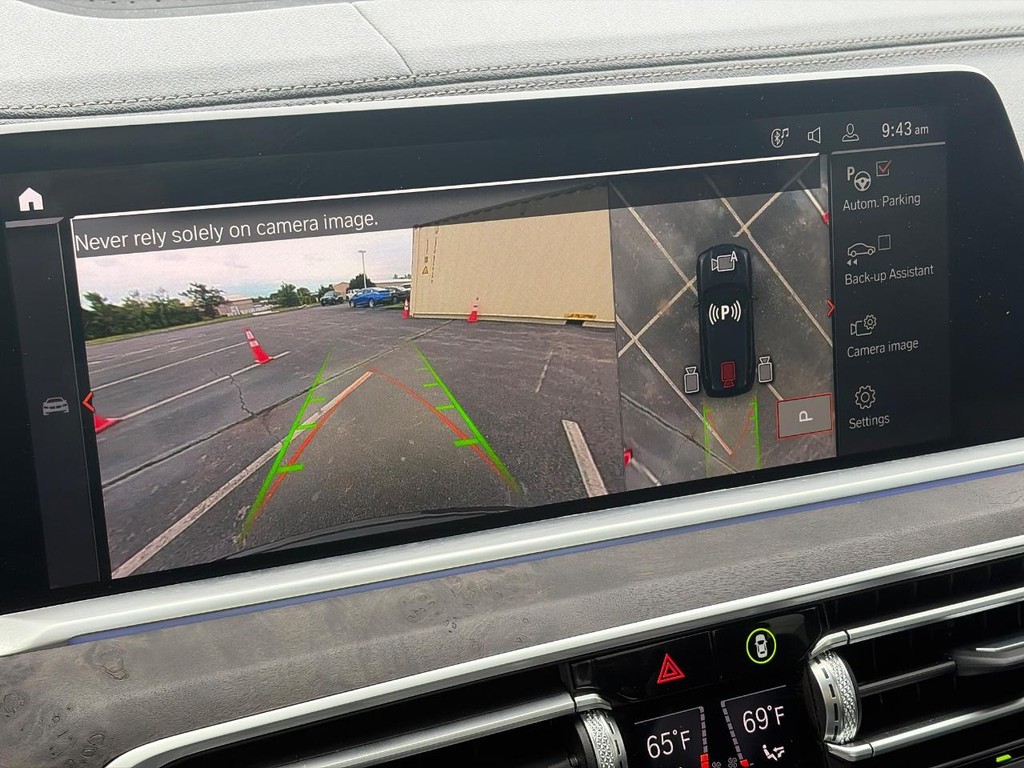 BMW X5 Vehicle Full-screen Gallery Image 30