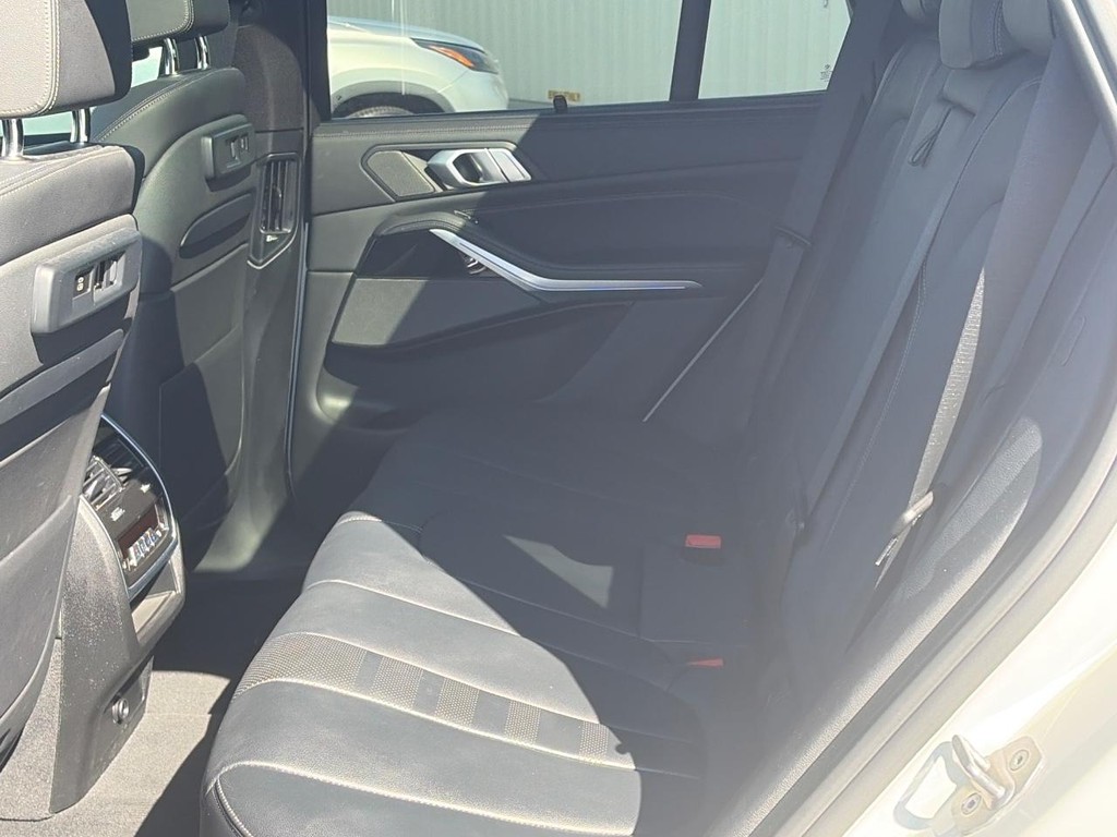 BMW X5 Vehicle Full-screen Gallery Image 10