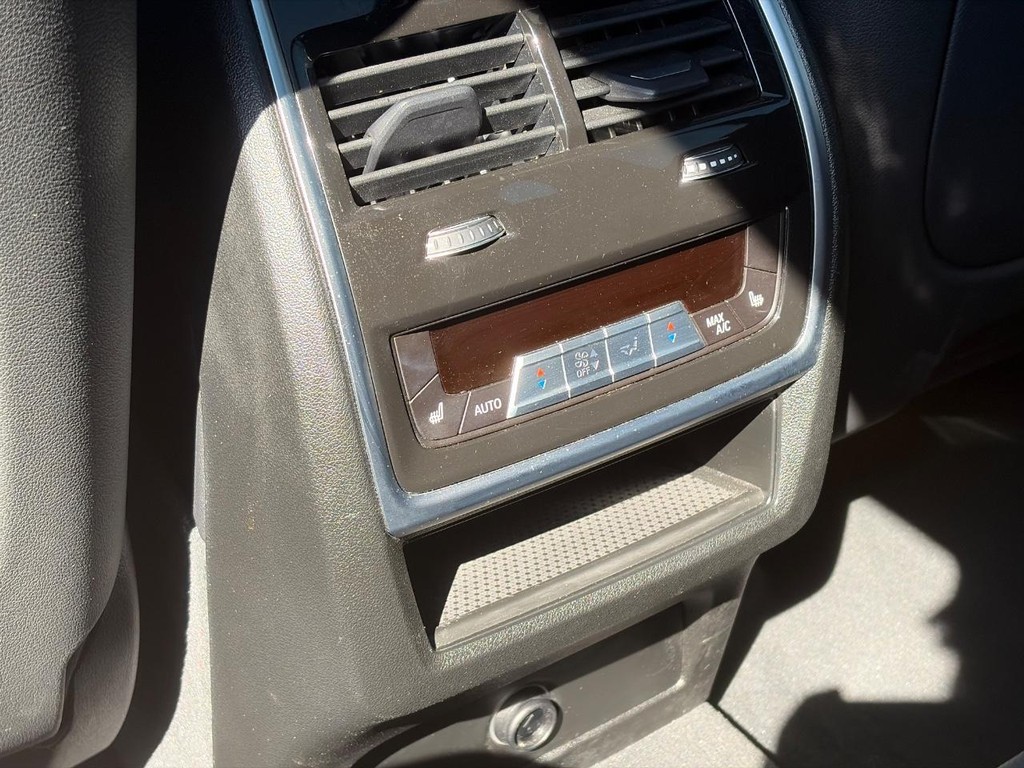 BMW X5 Vehicle Full-screen Gallery Image 12