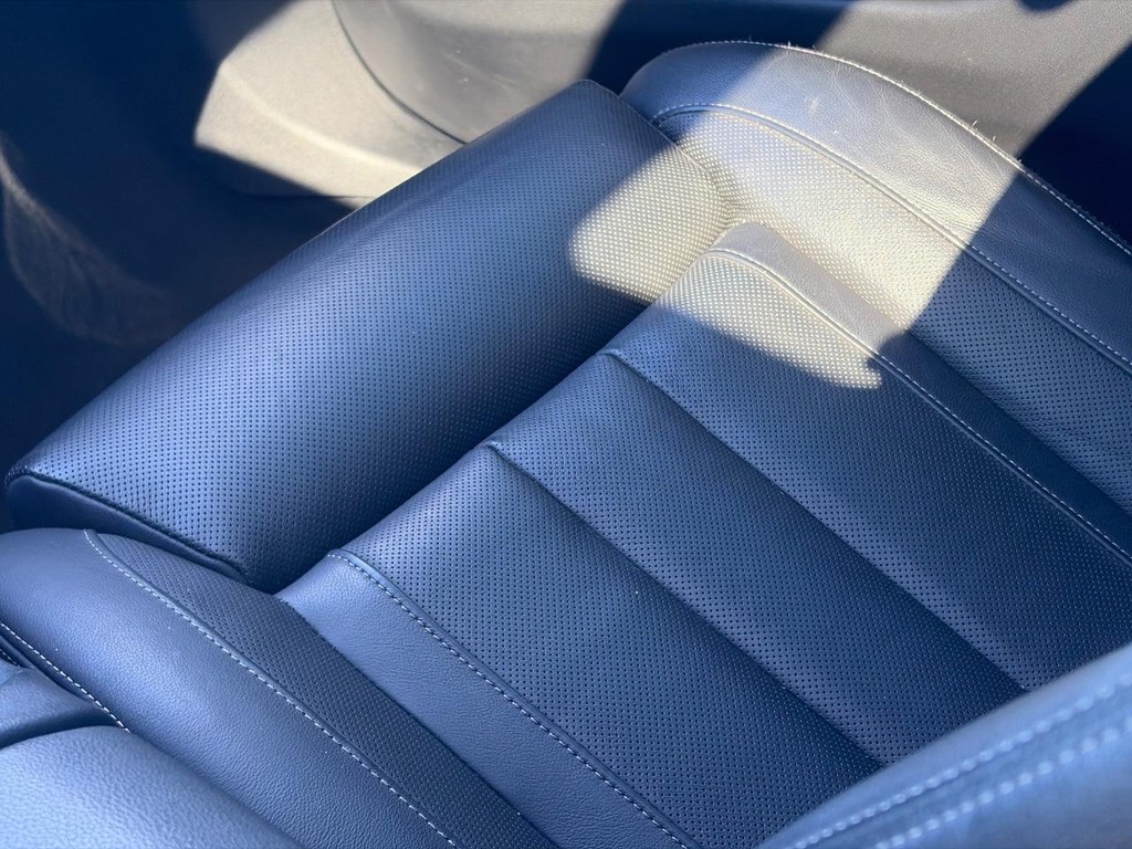 BMW X5 Vehicle Full-screen Gallery Image 17
