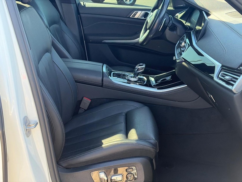 BMW X5 Vehicle Full-screen Gallery Image 19