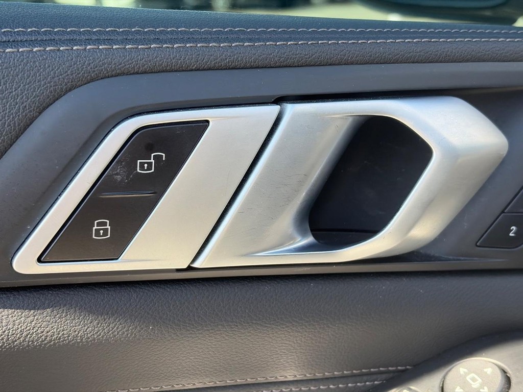 BMW X5 Vehicle Full-screen Gallery Image 22