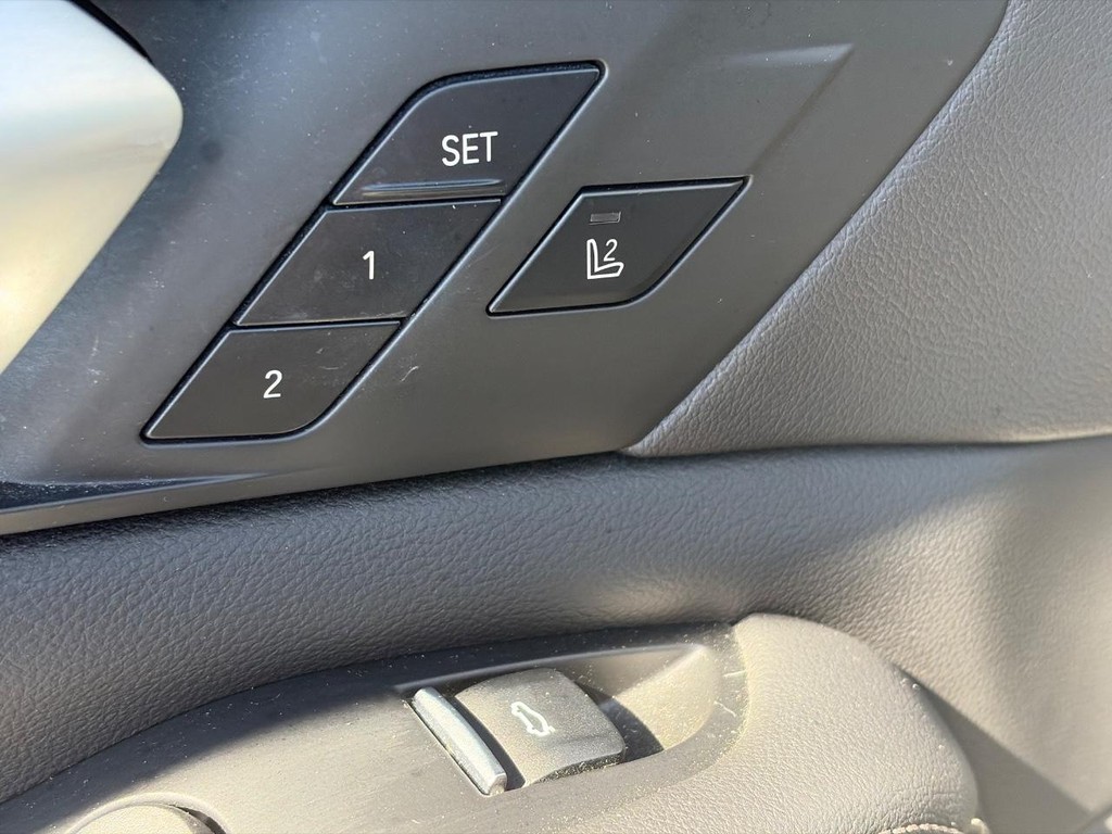 BMW X5 Vehicle Full-screen Gallery Image 24
