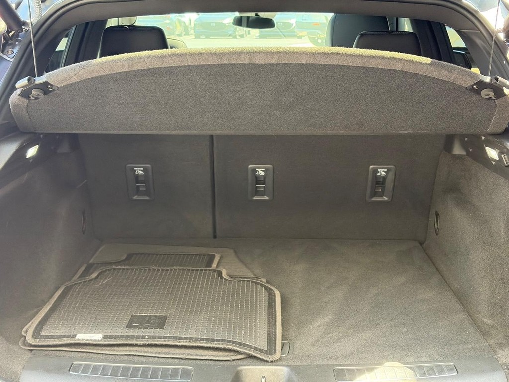Cadillac XT4 Vehicle Full-screen Gallery Image 04