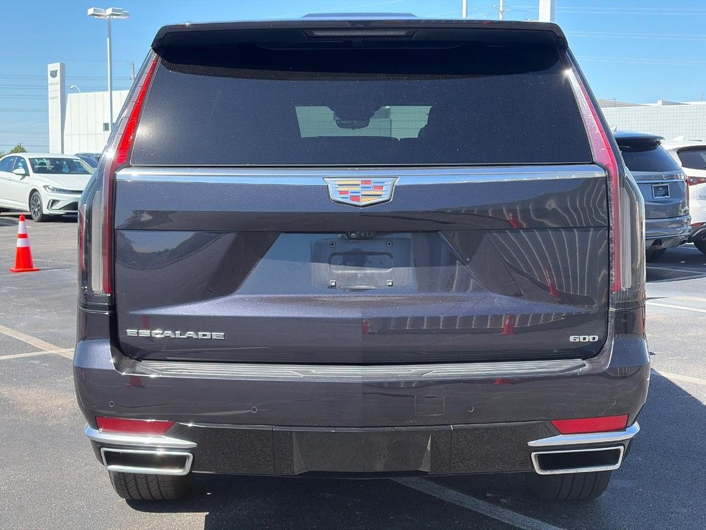 Cadillac Escalade ESV Vehicle Full-screen Gallery Image 03