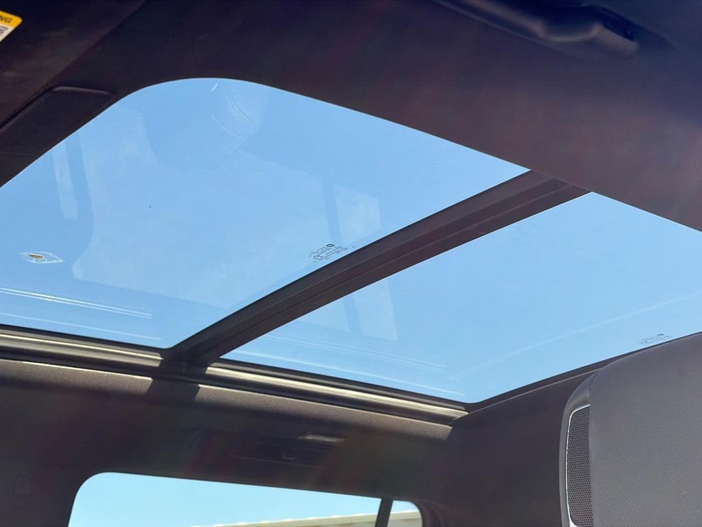 Cadillac Escalade ESV Vehicle Full-screen Gallery Image 04