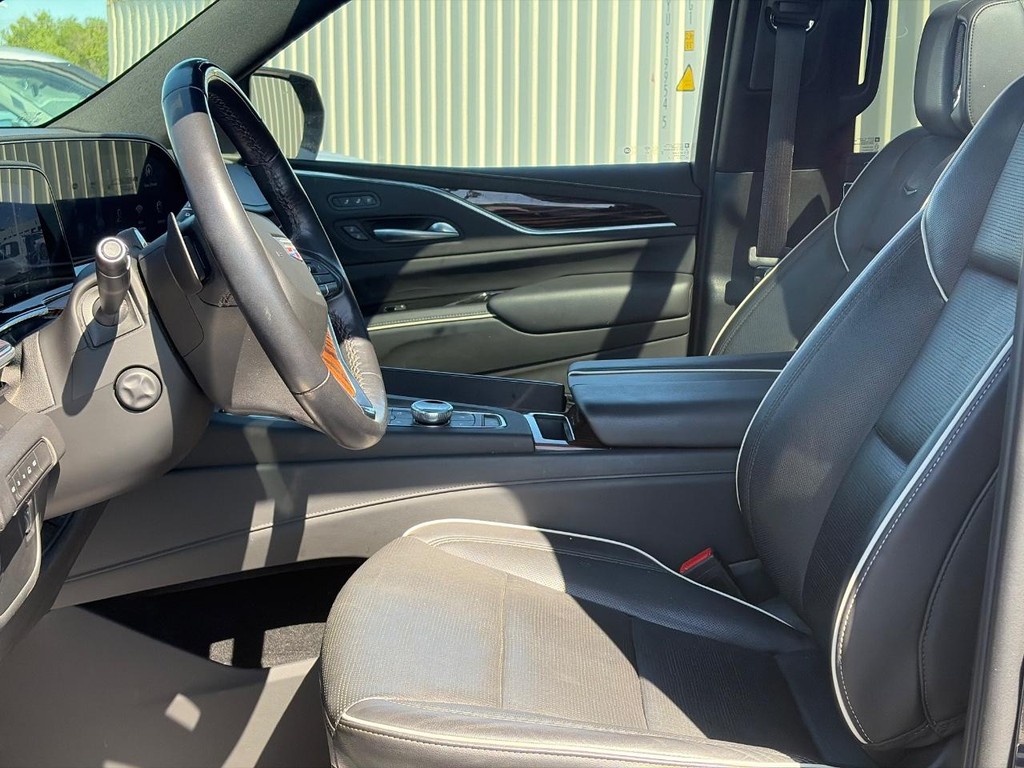Cadillac Escalade ESV Vehicle Full-screen Gallery Image 05