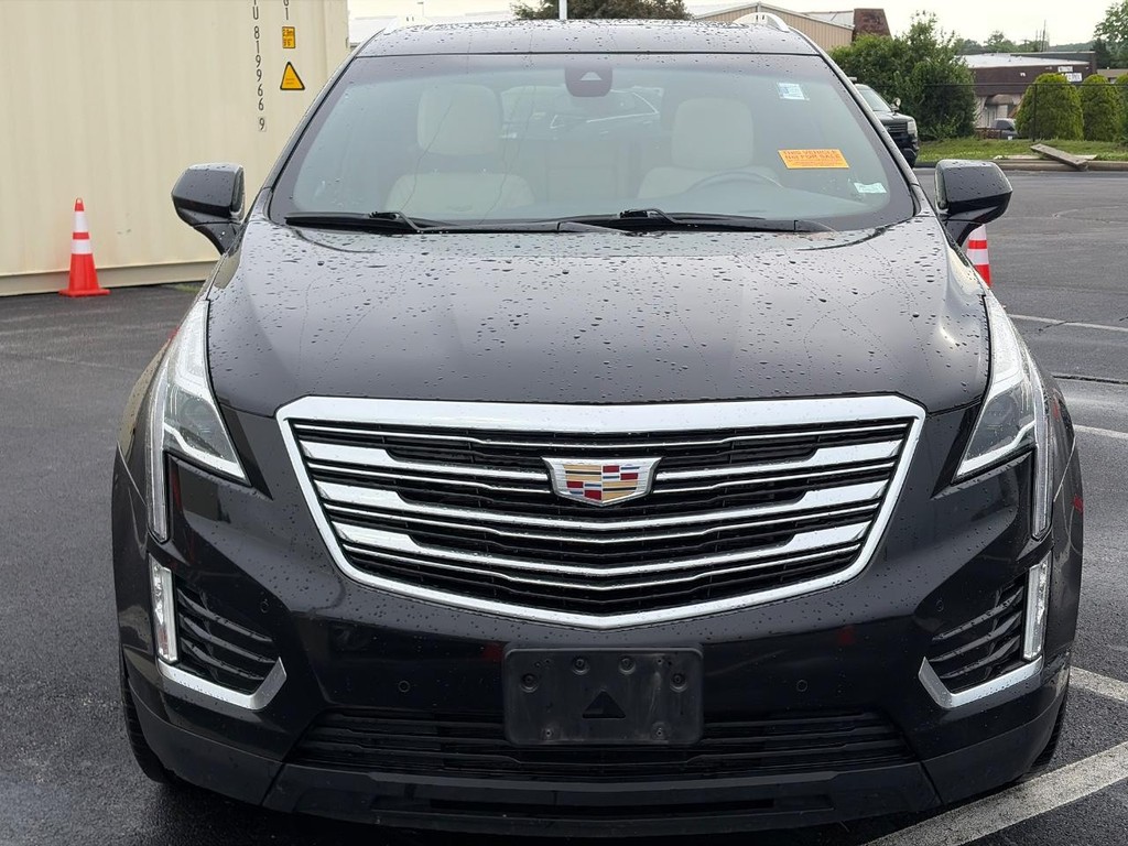 Cadillac XT5 Vehicle Full-screen Gallery Image 02