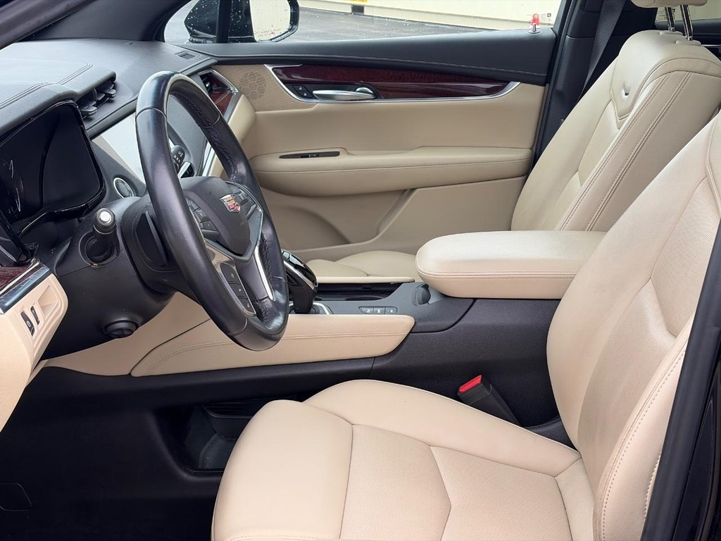 Cadillac XT5 Vehicle Full-screen Gallery Image 05