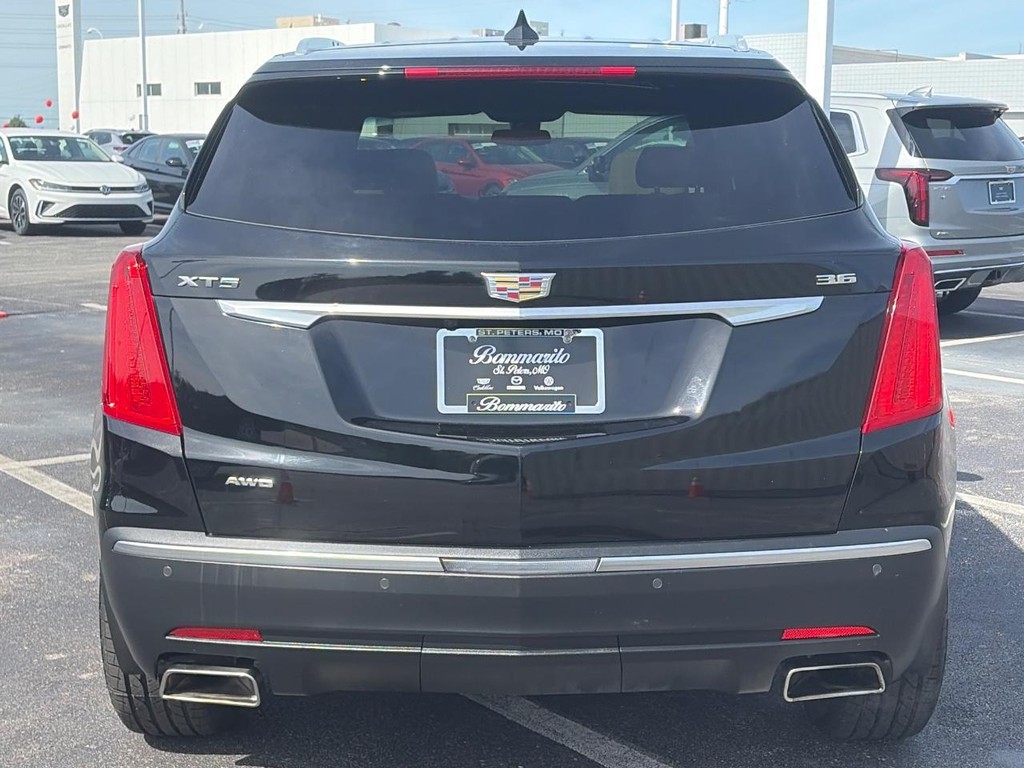 Cadillac XT5 Vehicle Full-screen Gallery Image 06