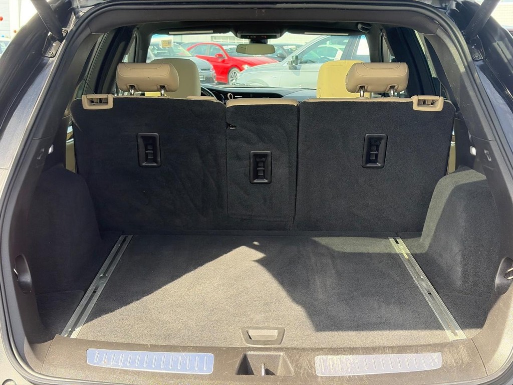 Cadillac XT5 Vehicle Full-screen Gallery Image 07