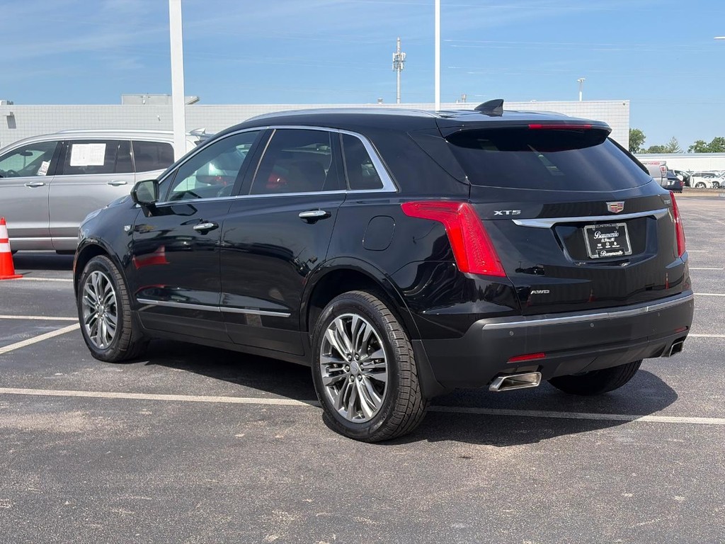 Cadillac XT5 Vehicle Full-screen Gallery Image 08