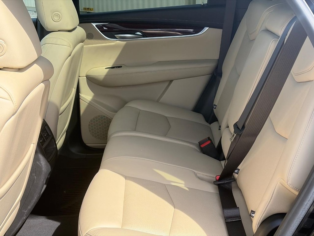 Cadillac XT5 Vehicle Full-screen Gallery Image 10