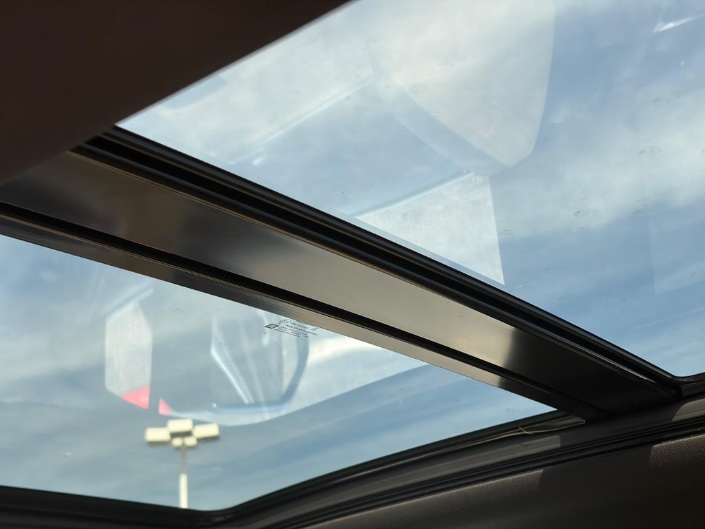 Cadillac XT5 Vehicle Full-screen Gallery Image 12