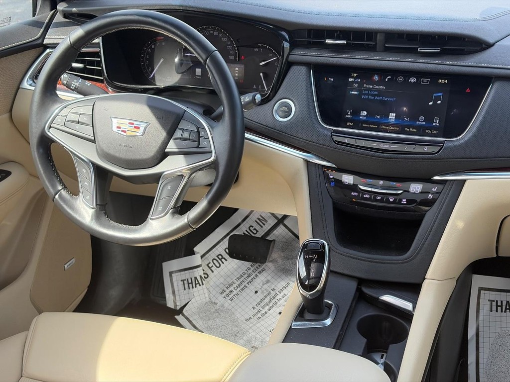 Cadillac XT5 Vehicle Full-screen Gallery Image 13