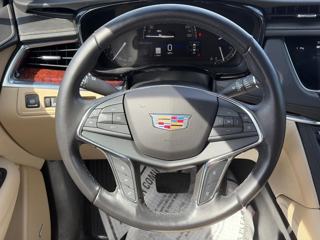 Cadillac XT5 Vehicle Full-screen Gallery Image 14