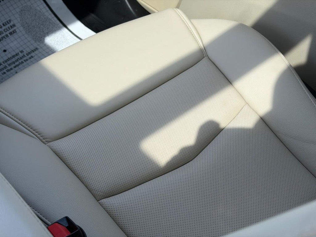 Cadillac XT5 Vehicle Full-screen Gallery Image 17