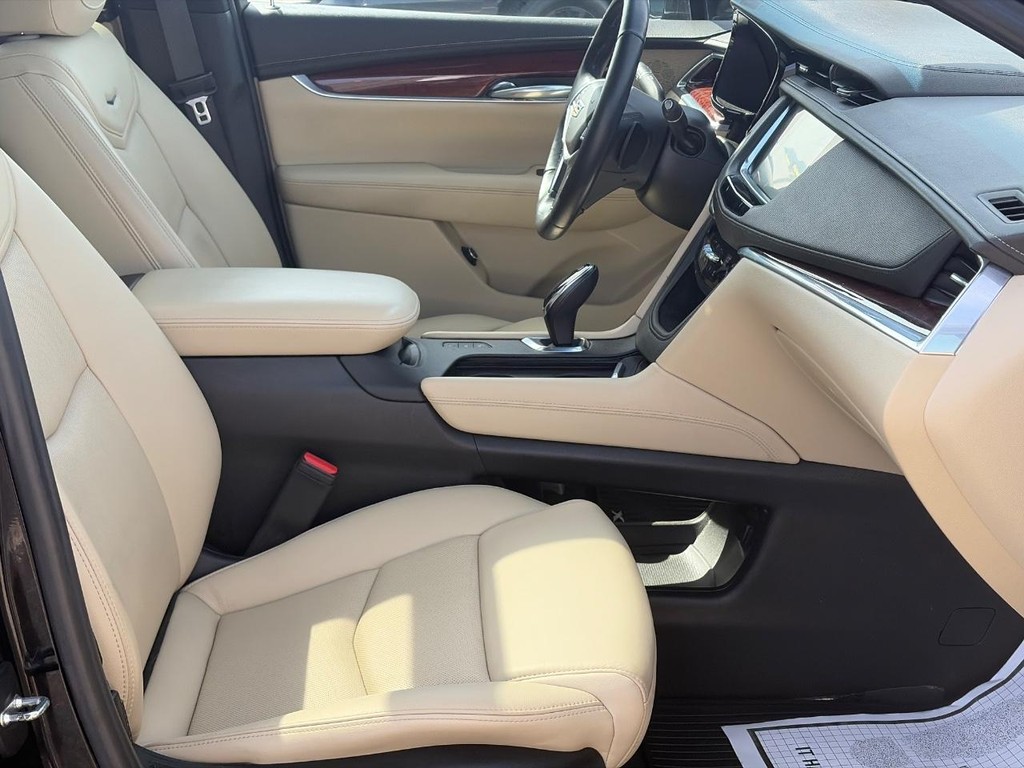Cadillac XT5 Vehicle Full-screen Gallery Image 18
