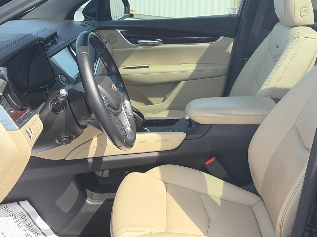 Cadillac XT5 Vehicle Full-screen Gallery Image 19