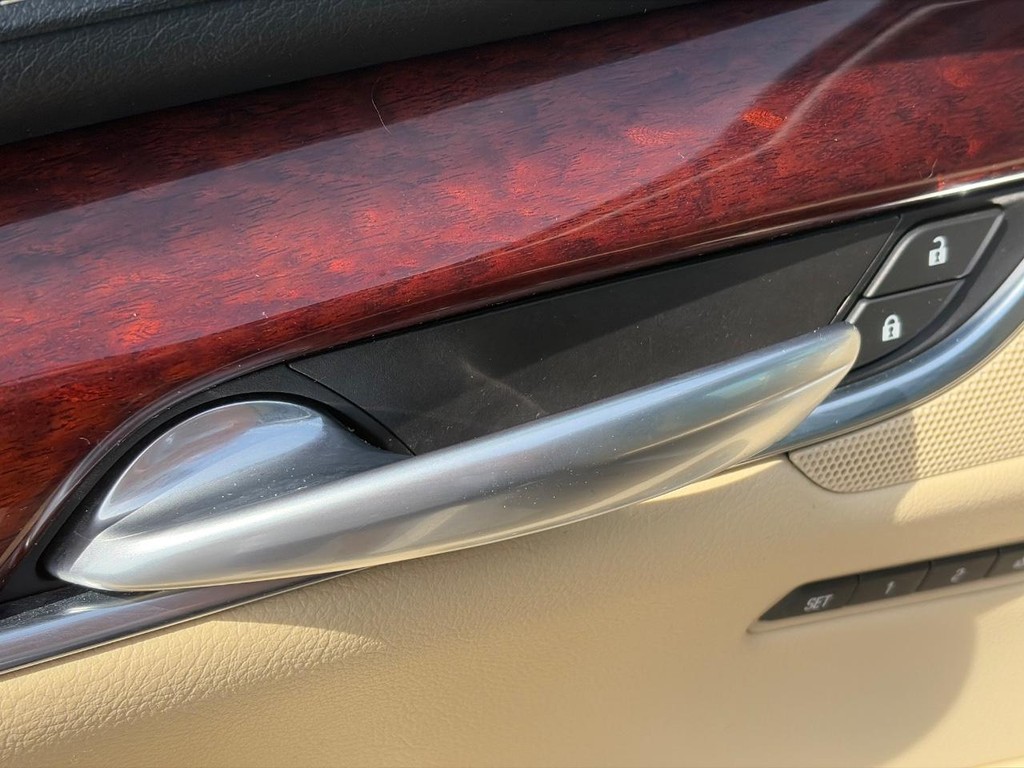 Cadillac XT5 Vehicle Full-screen Gallery Image 21