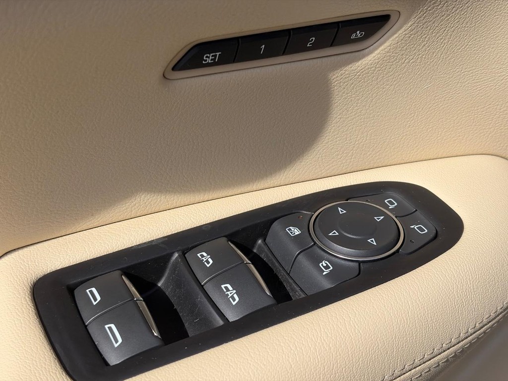 Cadillac XT5 Vehicle Full-screen Gallery Image 22