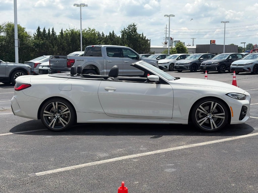 BMW 4 Series Vehicle Full-screen Gallery Image 05