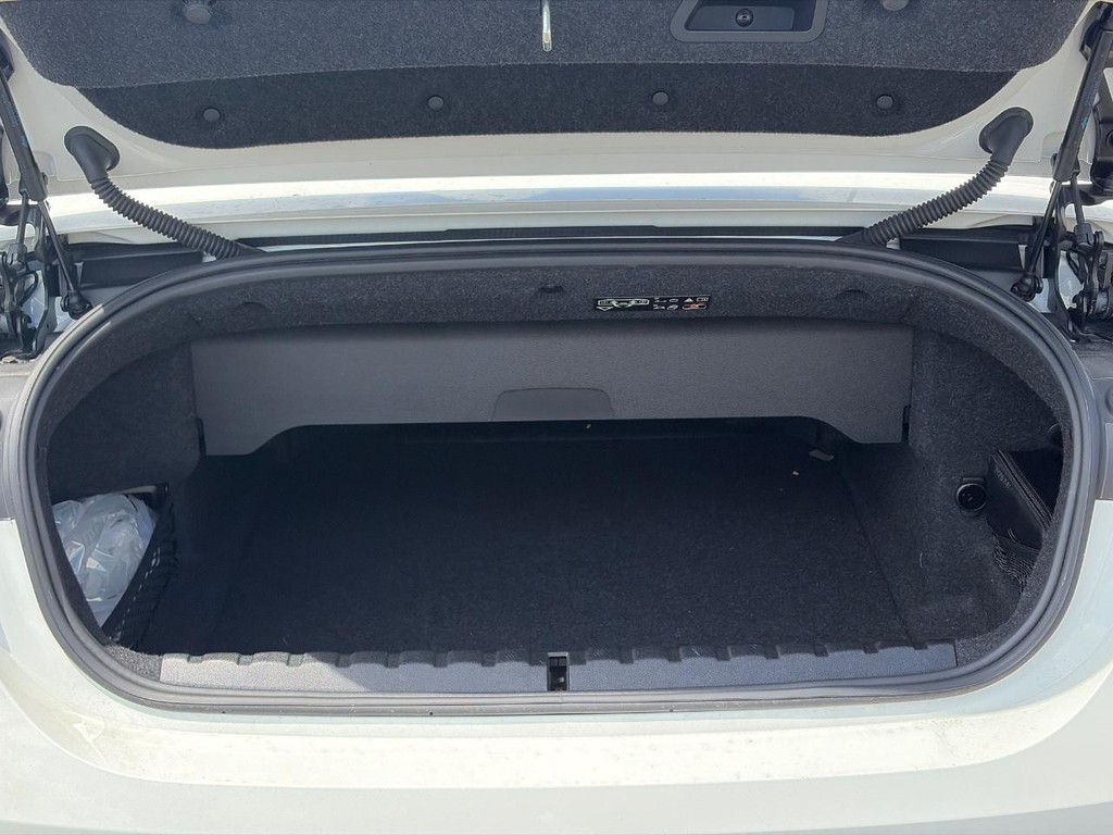 BMW 4 Series Vehicle Full-screen Gallery Image 08