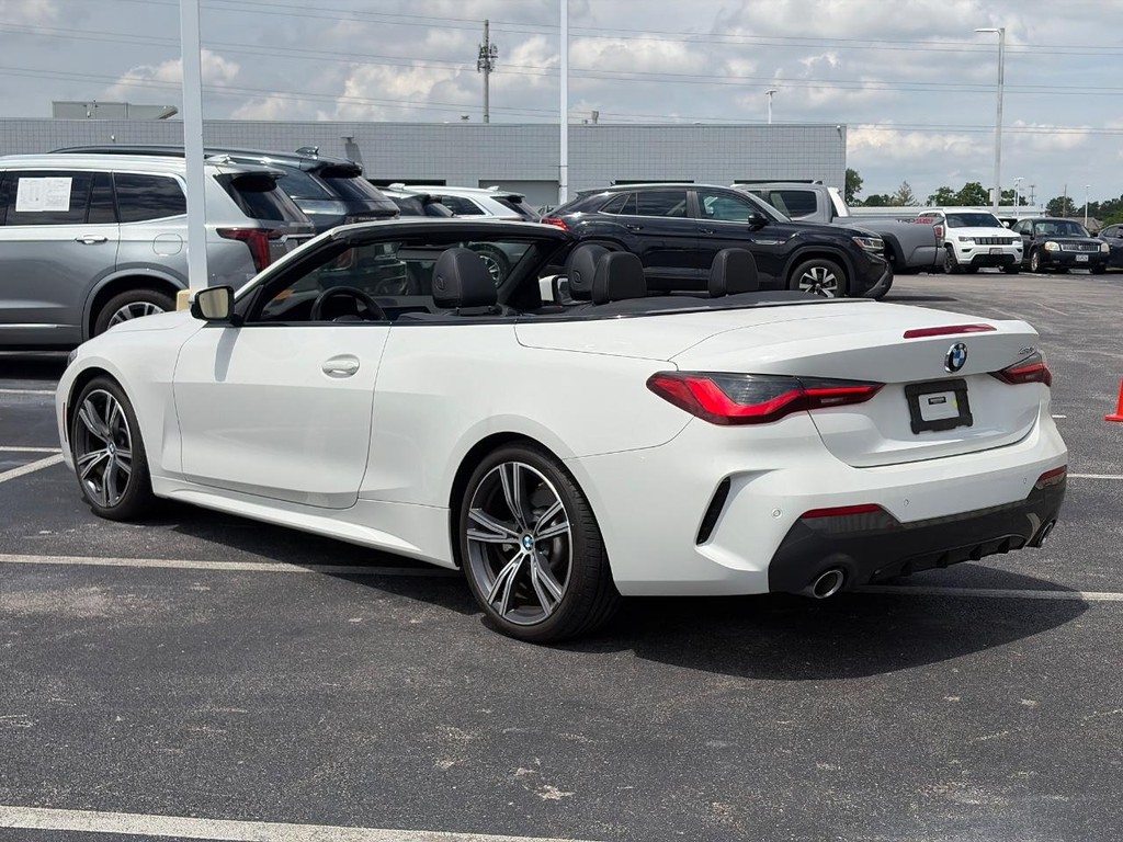 BMW 4 Series Vehicle Full-screen Gallery Image 09