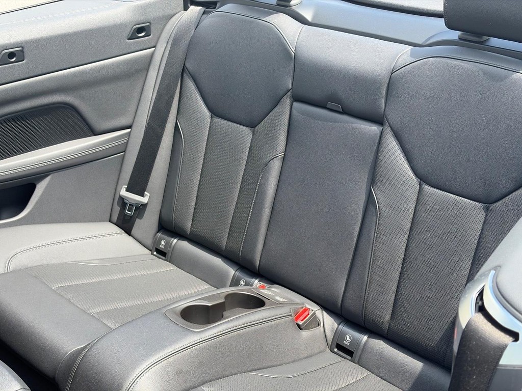 BMW 4 Series Vehicle Full-screen Gallery Image 12