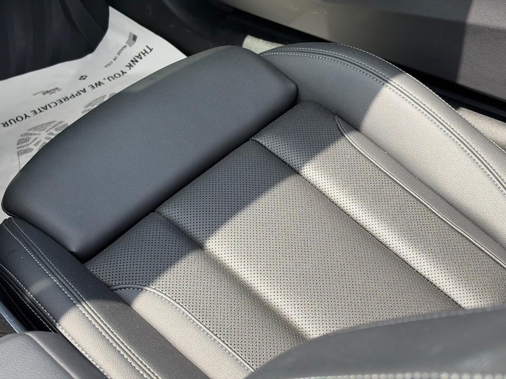 BMW 4 Series Vehicle Full-screen Gallery Image 18