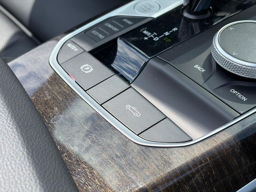 BMW 4 Series Vehicle Full-screen Gallery Image 19