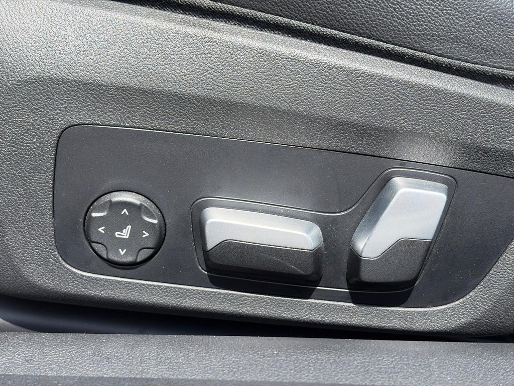 BMW 4 Series Vehicle Full-screen Gallery Image 22