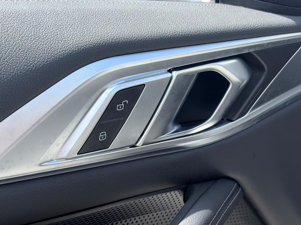 BMW 4 Series Vehicle Full-screen Gallery Image 23