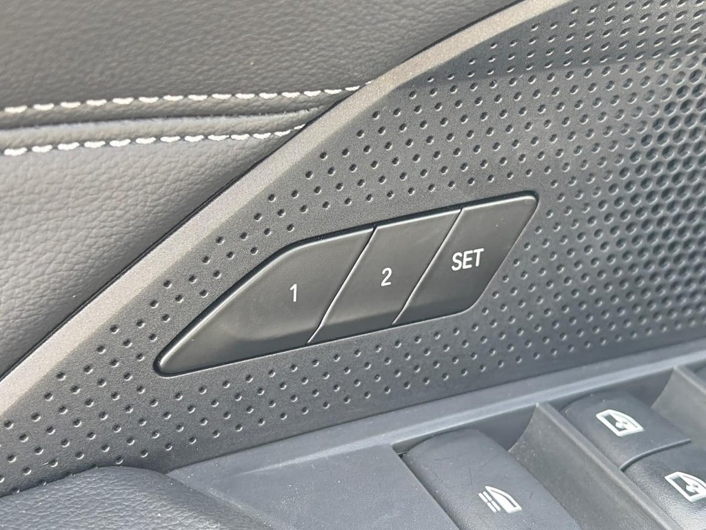BMW 4 Series Vehicle Full-screen Gallery Image 24