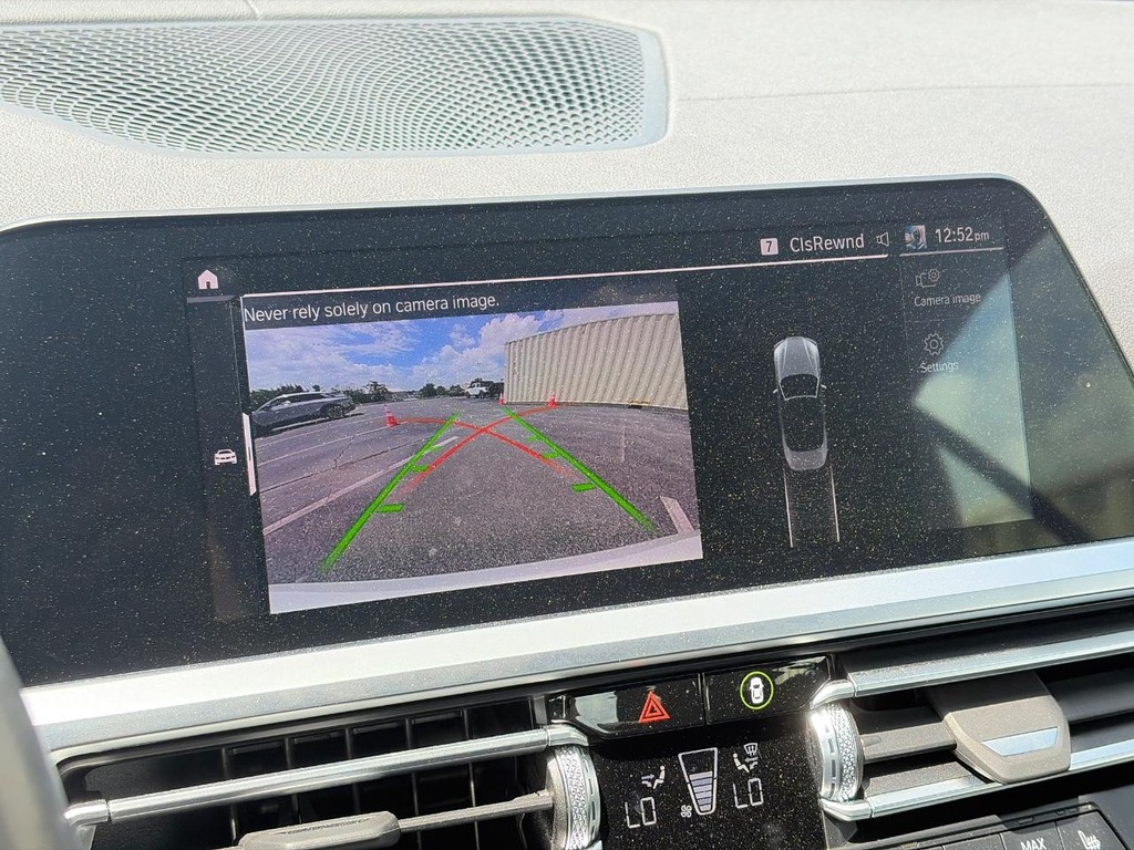 BMW 4 Series Vehicle Full-screen Gallery Image 31