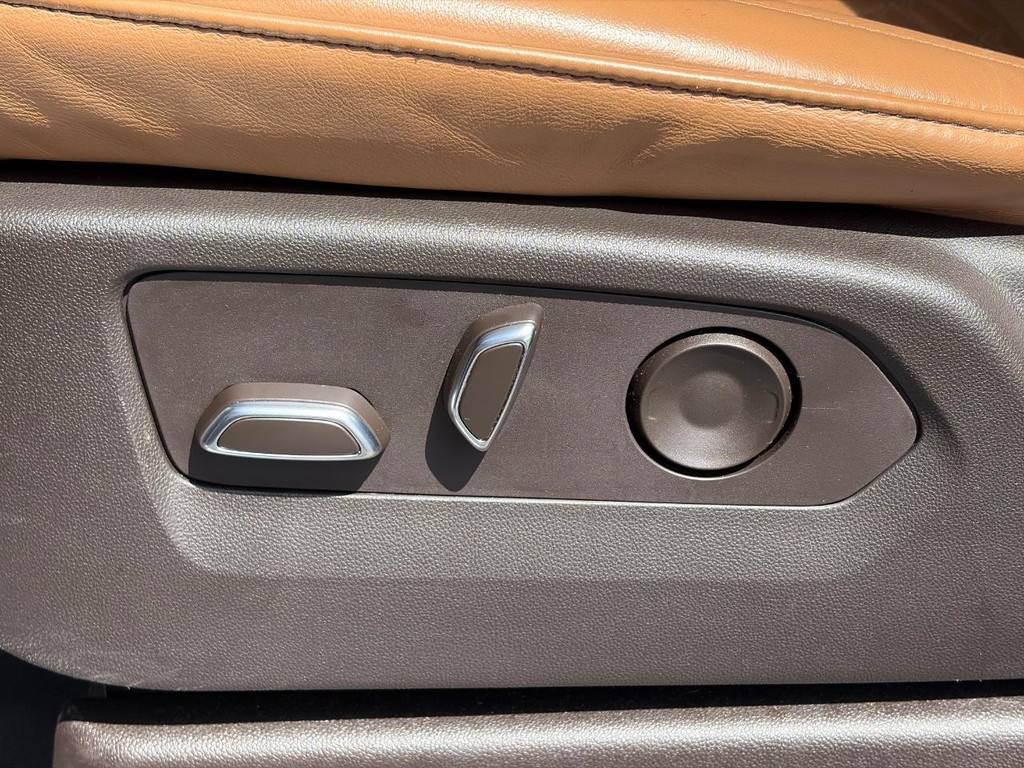 Cadillac Escalade Vehicle Full-screen Gallery Image 05