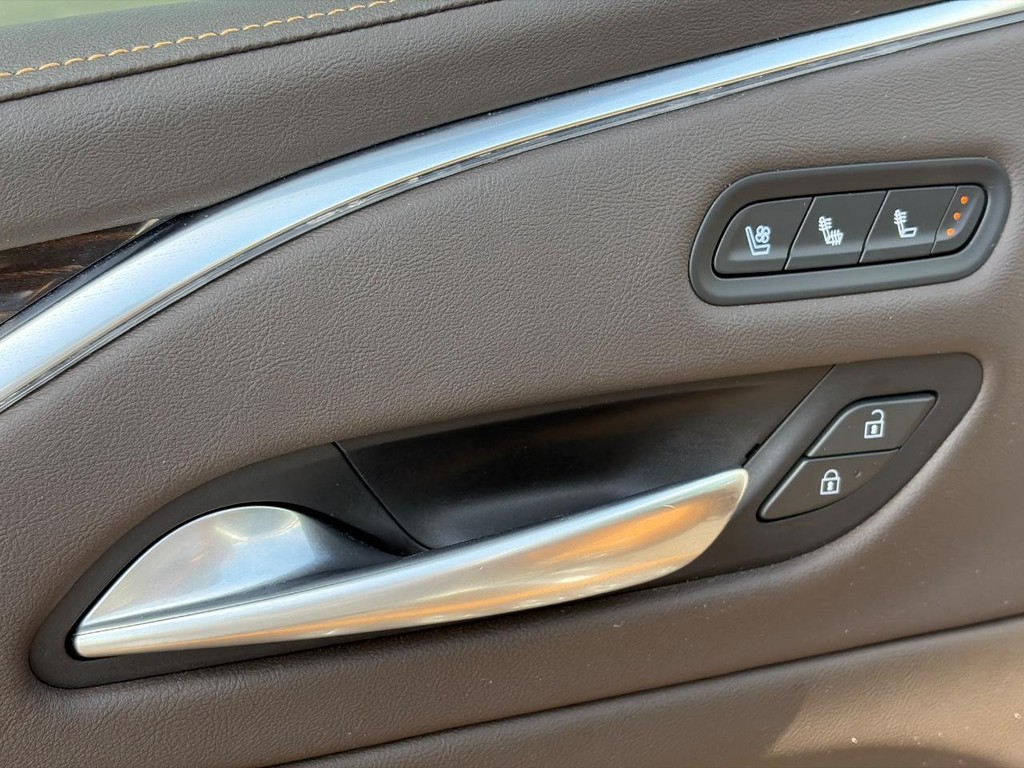 Cadillac Escalade Vehicle Full-screen Gallery Image 06