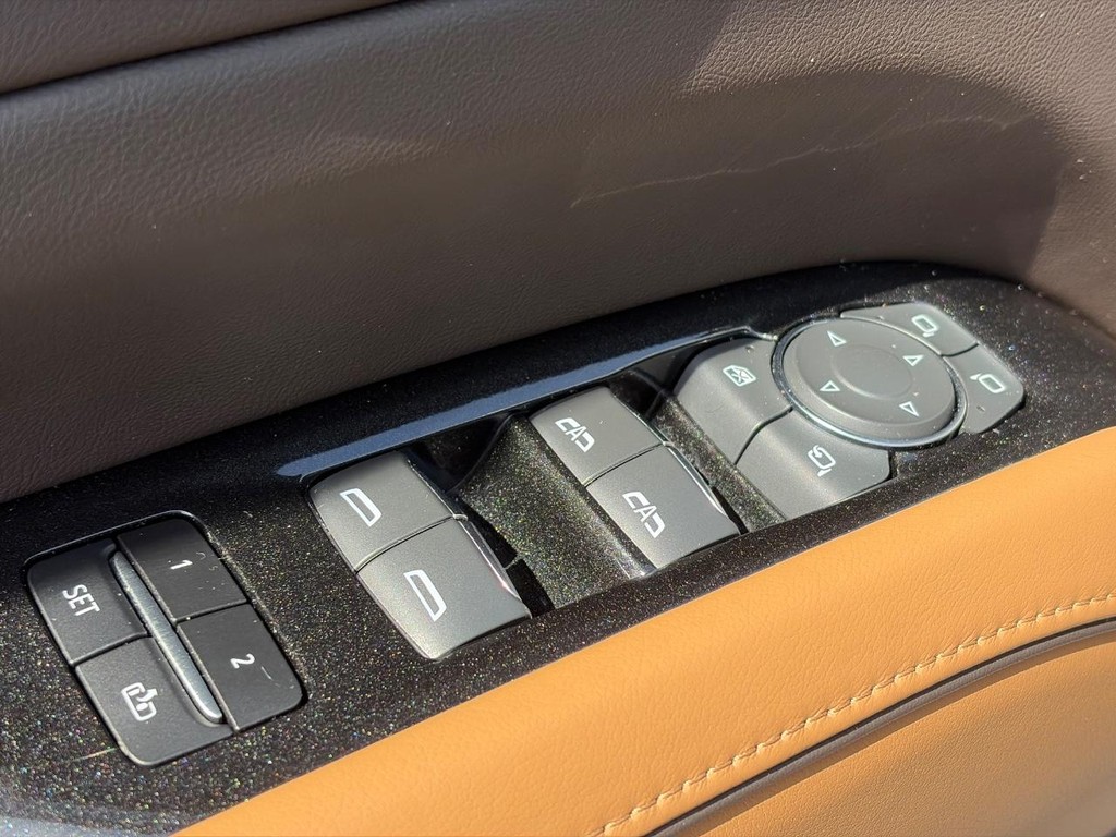 Cadillac Escalade Vehicle Full-screen Gallery Image 07