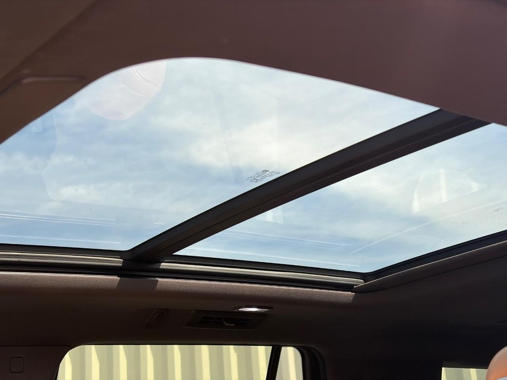 Cadillac Escalade Vehicle Full-screen Gallery Image 09