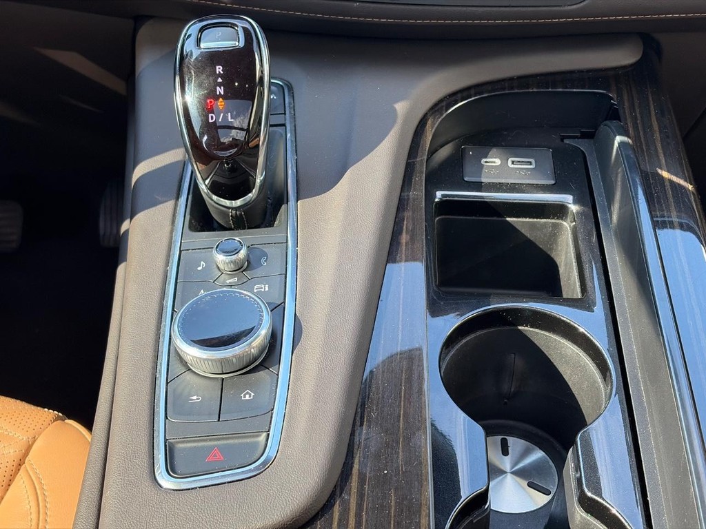 Cadillac Escalade Vehicle Full-screen Gallery Image 13