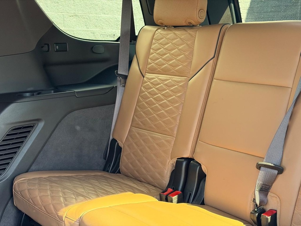 Cadillac Escalade Vehicle Full-screen Gallery Image 15