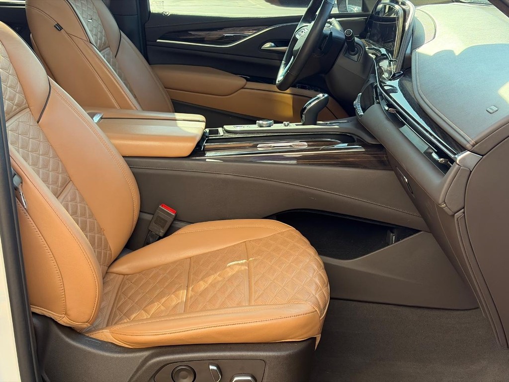Cadillac Escalade Vehicle Full-screen Gallery Image 16
