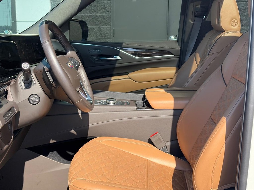 Cadillac Escalade Vehicle Full-screen Gallery Image 17