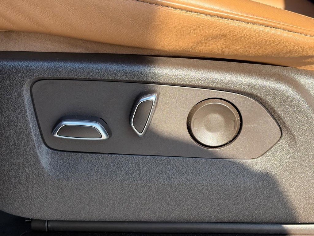 Cadillac Escalade Vehicle Full-screen Gallery Image 18
