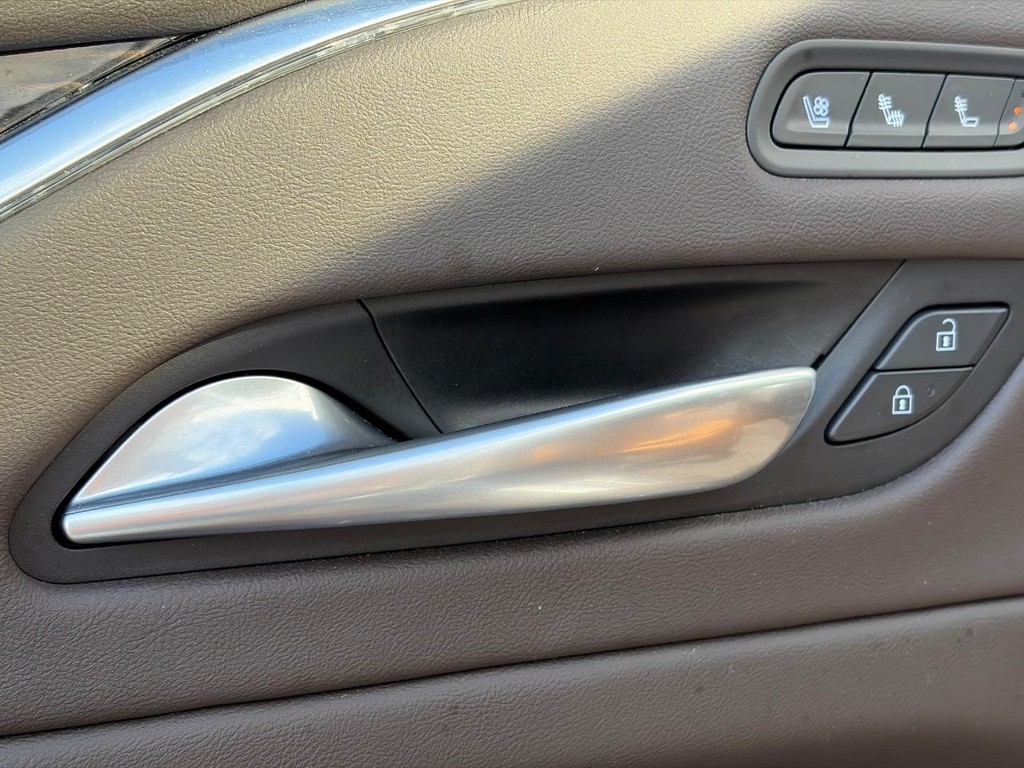 Cadillac Escalade Vehicle Full-screen Gallery Image 19
